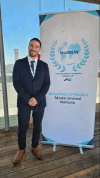בחור עומד ליד שלט