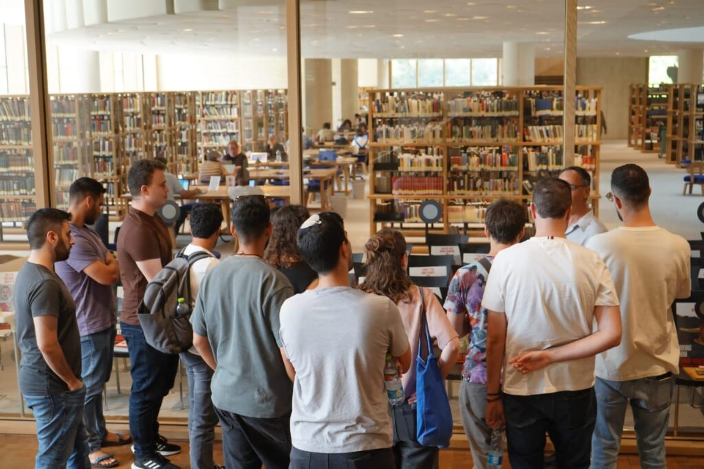 סטודנטים בתכנית פכ"מ בסיפריה הלאומית